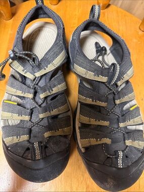 Keen Men's Black and Green Closed-Toe Outdoor Sandals
